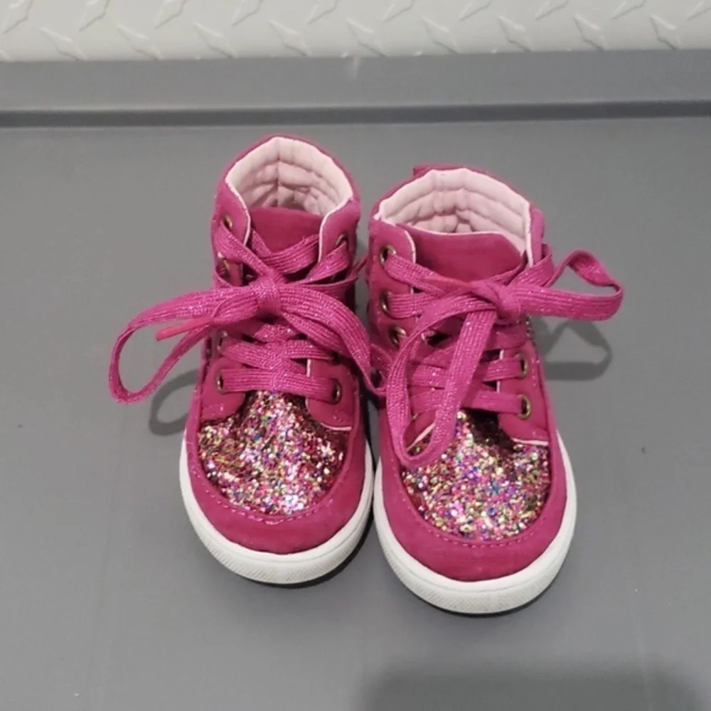 Oshkosh tennis shoes size 5‎